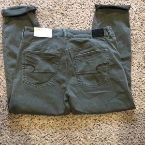 Woman’s American eagle stretch cropped size 8 NEW